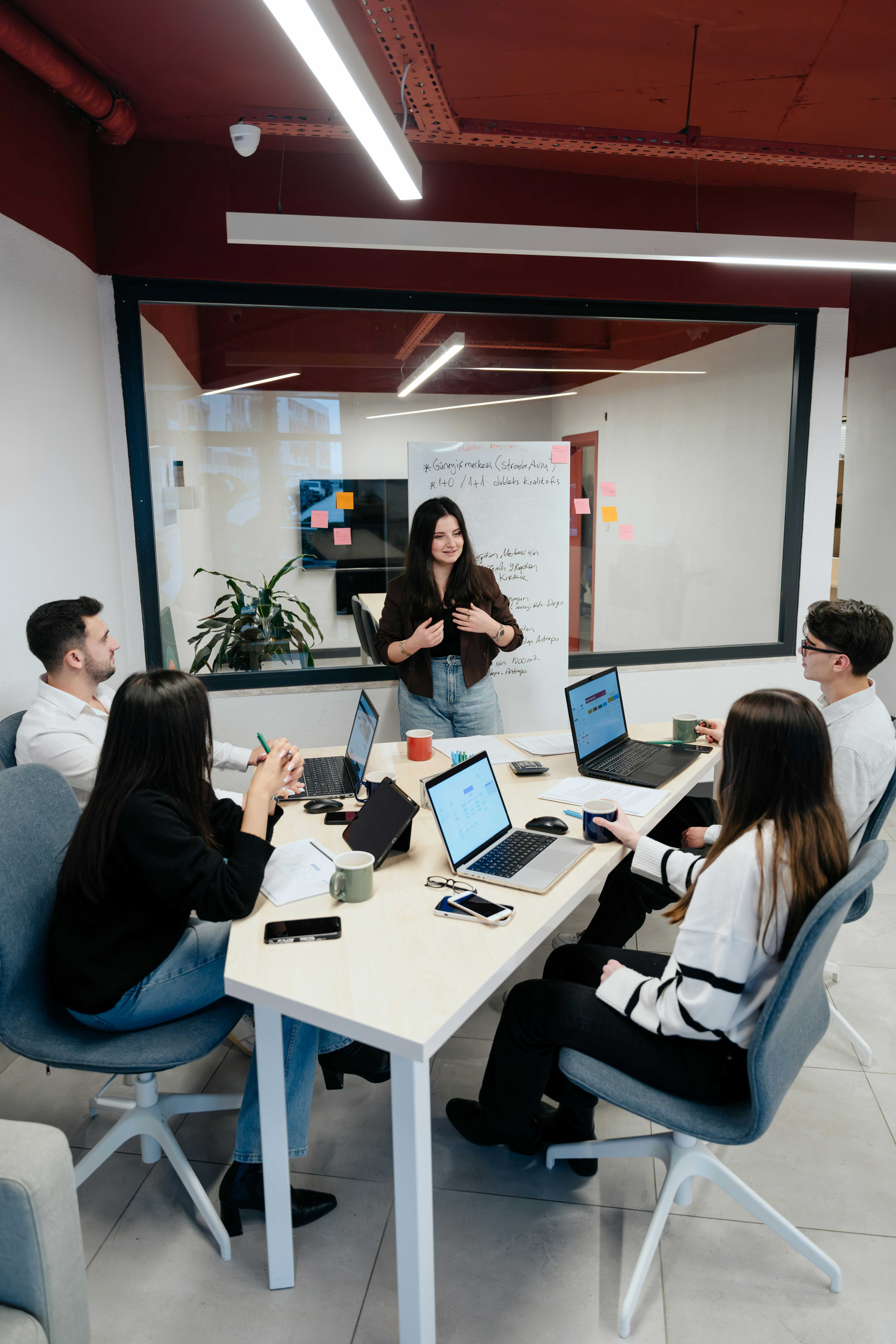 Ein Team von IT-Spezialisten arbeitet zusammen